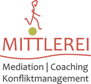 MITTLEREI Freiburg | Logo: Schriftzug MITTLEREI unterstrichen von Wellenlinie, Läufer als Strichzeichnung über dem Schriftzug, dazwischen ein grüner Punkt, Mediation | Coaching | Konfliktmanagement als Unterzeile