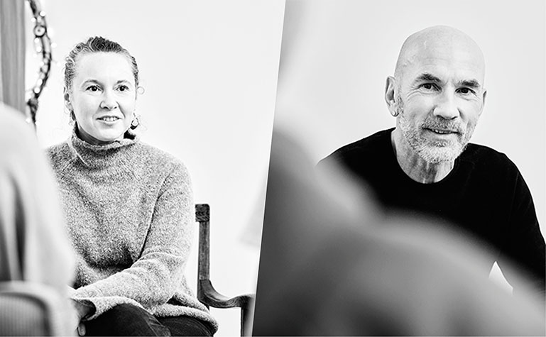 Beratung & Beratungsangebote, Foto-Collage bestehend aus zwei Fotos, die Fotos zeigen jeweils eine Beratungssituation in der Mittlerei, Aldona und Hendrik Fenz jeweils in einer Beratungssituationen: zuhörend, antwortend