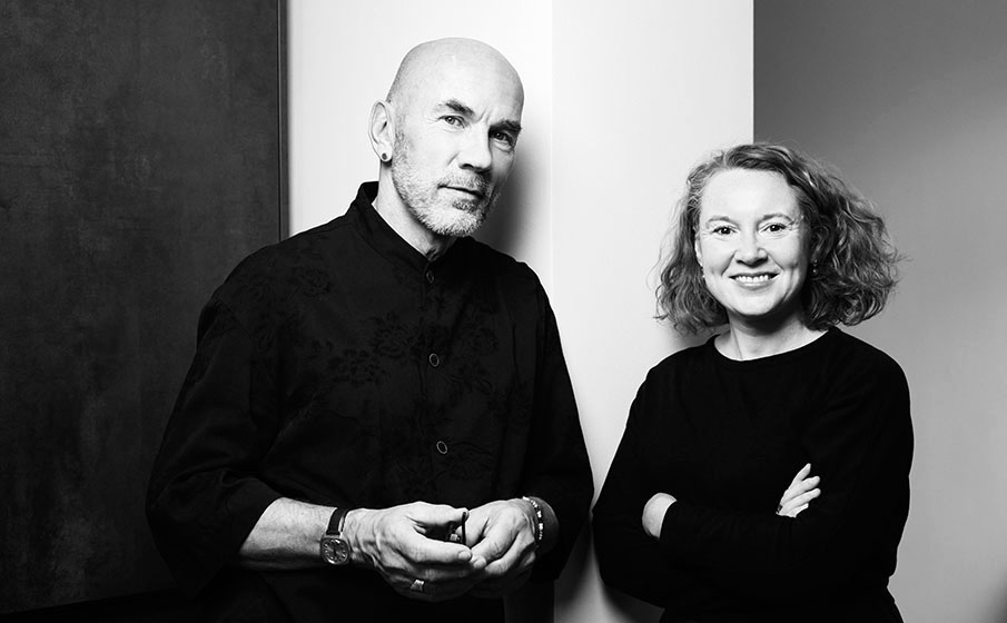 Foto von Aldona Anna Fenz und Hendrik Fenz, Team der Mittlerei, Halbporträt, beide in dunklen Oberteilen freundlich in die Kamera blickend