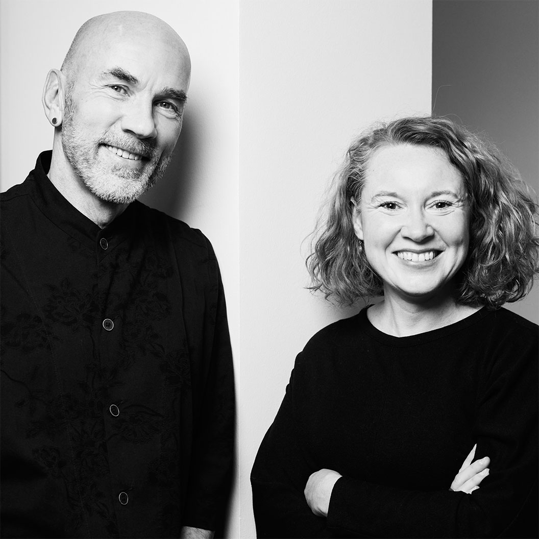 Foto von Aldona Anna Fenz und Hendrik Fenz, Team der Mittlerei, Halbporträt, beide in dunklen Oberteilen lächelnd in die Kamera blickend